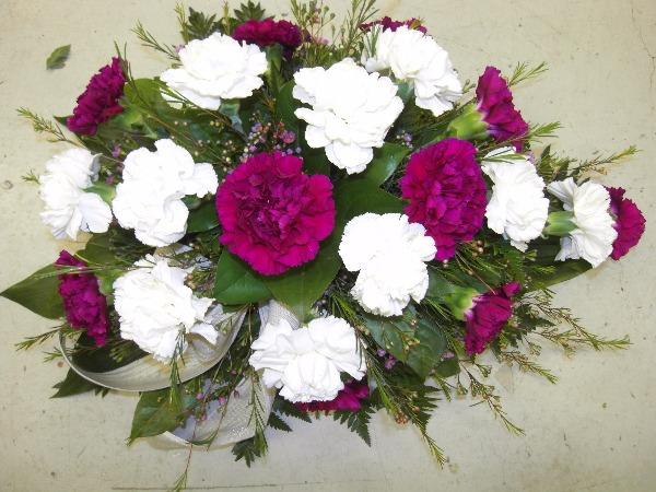 KUKKALAITE ERIVÄRISISTÄ NEILIKOISTA 